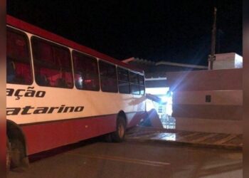 Ônibus invade muro de casa e deixa um ferido, em Anápolis