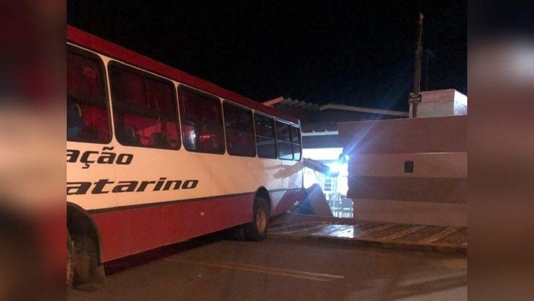 Ônibus invade muro de casa e deixa um ferido, em Anápolis