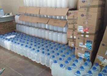 PC apreende 8 mil litros de álcool em produção clandestina, em Goiânia