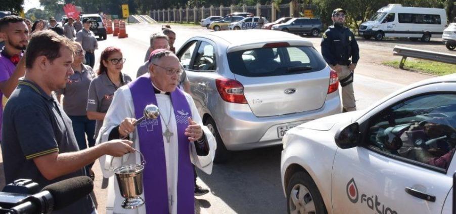 Por causa de coronavírus, arcebispo benze estradas de Goiás à distância