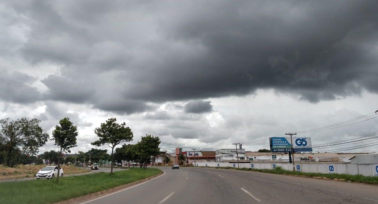 Tempo em Goiás: semana começa com alerta de temporais