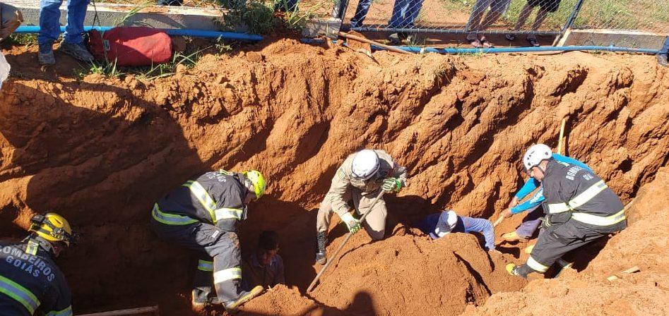 Trabalhadores ficam soterrados em obra de drenagem, em Trindade