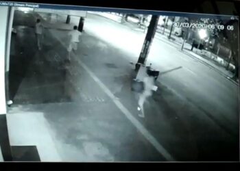 Vídeo: homem persegue morador de rua na Av. Goiás antes de matá-lo, em Goiânia