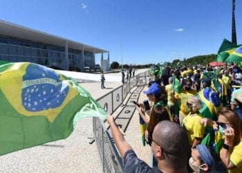 Ação da PF mira em grupo de apoiadores de Bolsonaro '300 do Brasil'