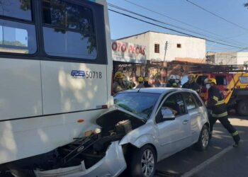 Batida entre carro e ônibus coletivo deixa mulher ferida, em Goiânia
