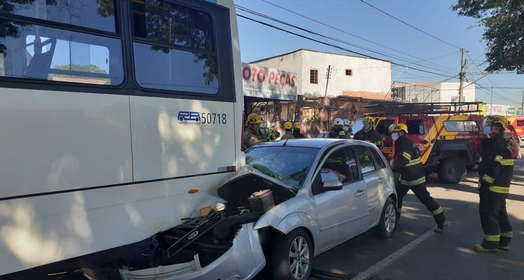 Batida entre carro e ônibus coletivo deixa mulher ferida, em Goiânia