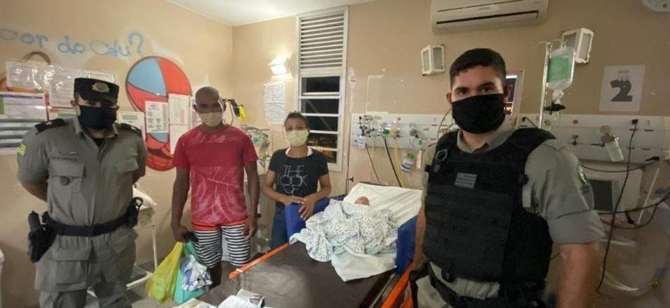 Bebê de 1 mês se engasga e é socorrido sem consciência por PMs, em Goiás