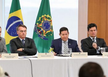 Bolsonaro cometeu crime na reunião ministerial de 22 de abril? juristas comentam