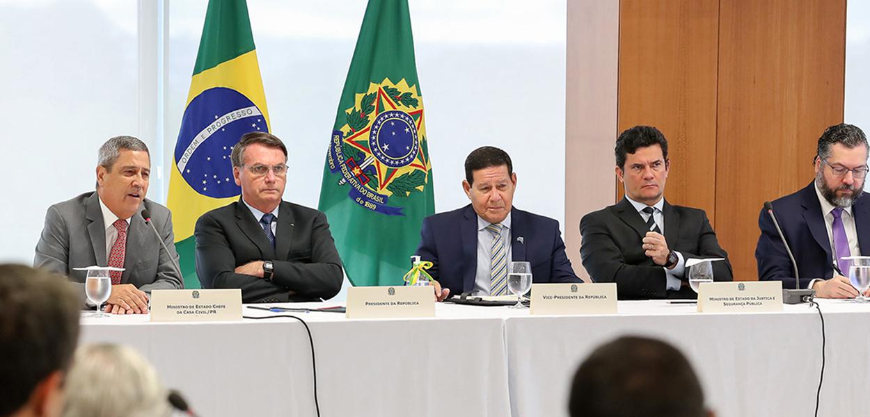 Bolsonaro cometeu crime na reunião ministerial de 22 de abril? juristas comentam