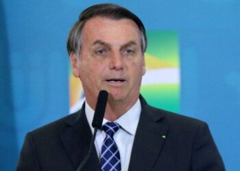 Bolsonaro promete a apoiadores projeto sobre ideologia de gênero 'com urgência'