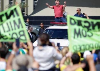 Bolsonaro vai a manifestação e cumprimenta apoiadores, que fazem críticas a STF -