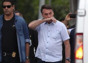 Bolsonaro volta a contrariar medidas de isolamento e causa aglomeração em Goiás