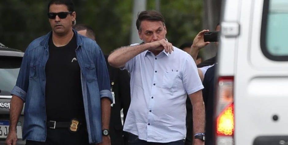 Bolsonaro volta a contrariar medidas de isolamento e causa aglomeração em Goiás