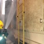 Bombeiros combatem incêndio em fábrica de ração, em Rio Verde