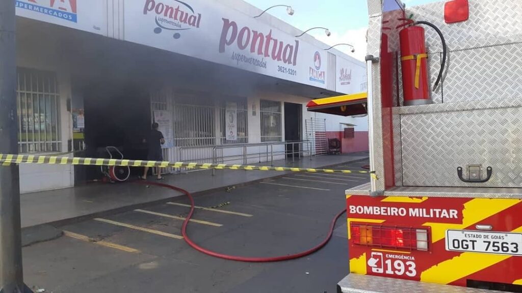 Bombeiros combatem incêndio em supermercado de Rio Verde