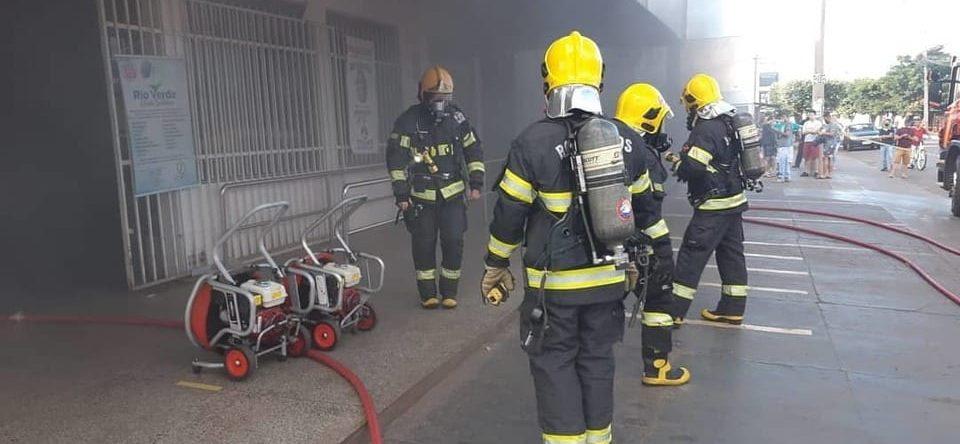 Bombeiros combatem incêndio em supermercado de Rio Verde