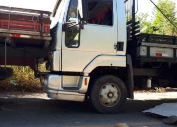 Caminhoneiro morre após ser prensado por próprio veículo, em Goiânia