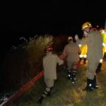 Carro cai em erosão de 8 metros e deixa três feridos na BR-040, em Goiás