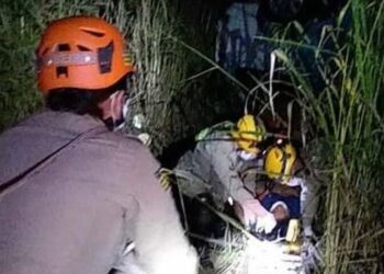 Carro cai em erosão de 8 metros e deixa três feridos na BR-040, em Goiás