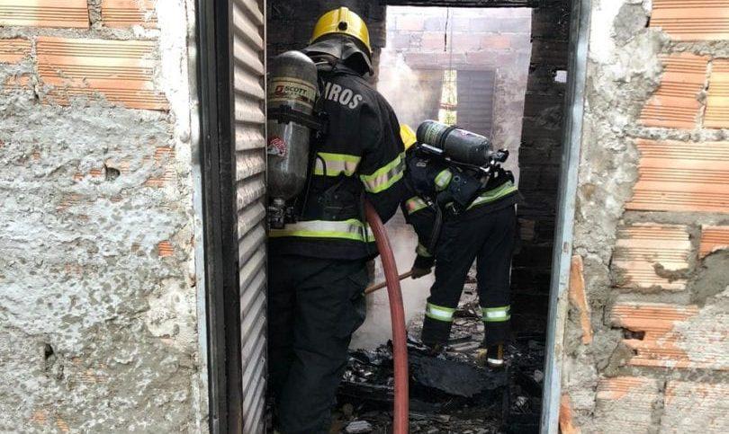 Casa fica destruída após pegar fogo em todos os cômodos, em Abadia de Goiás