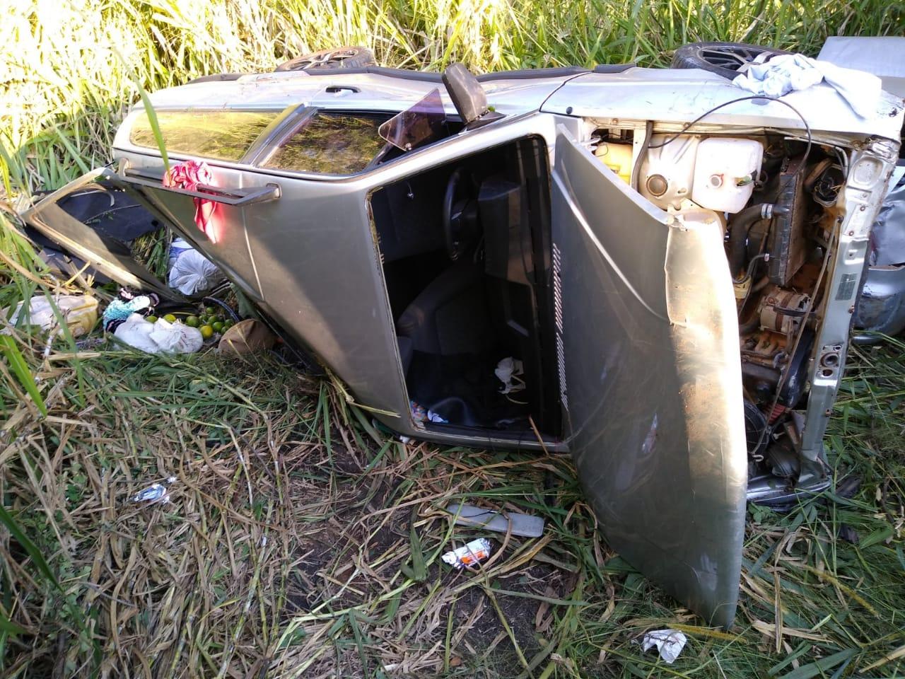 Cinco pessoas ficam feridas após carros caírem em barranco, em Goiânia