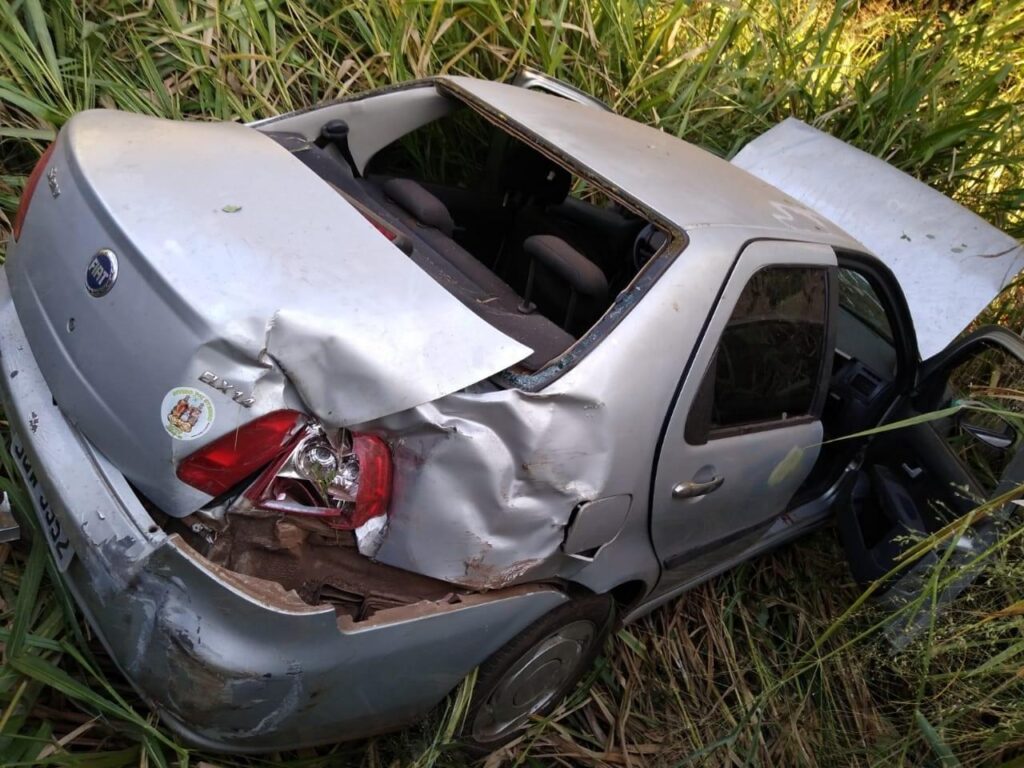 Cinco pessoas ficam feridas após carros caírem em barranco, em Goiânia