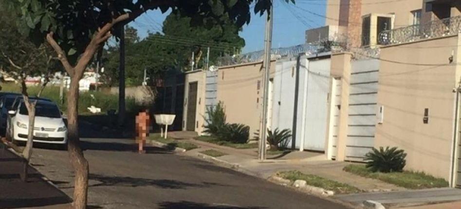 De máscara, mulher é flagrada andando nua em bairro de Goiânia