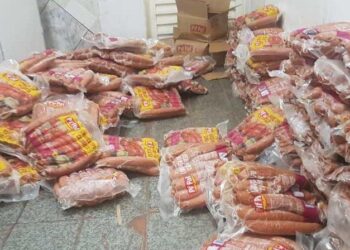 Duas toneladas de alimentos estragados são apreendidas em supermercado de Goiânia