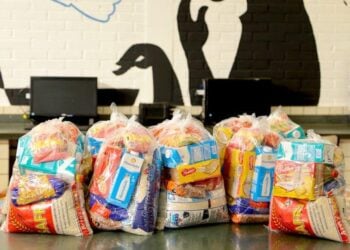 Educação de Aparecida distribui cestas básicas para as famílias dos alunos matriculados na rede