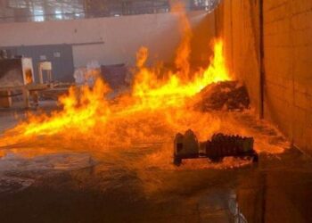 Fábrica de álcool em gel pega fogo, em Aparecida de Goiânia