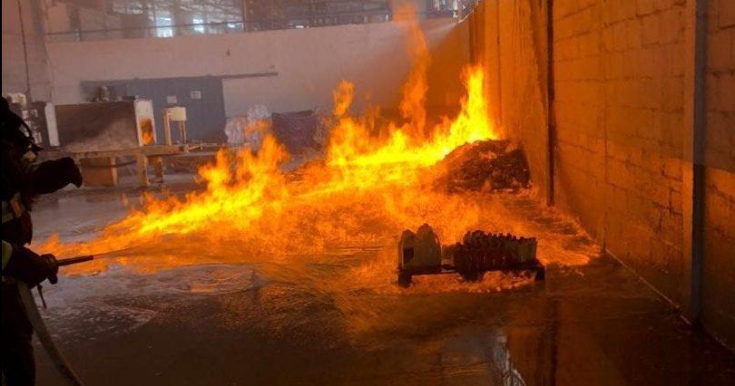 Fábrica de álcool em gel pega fogo, em Aparecida de Goiânia