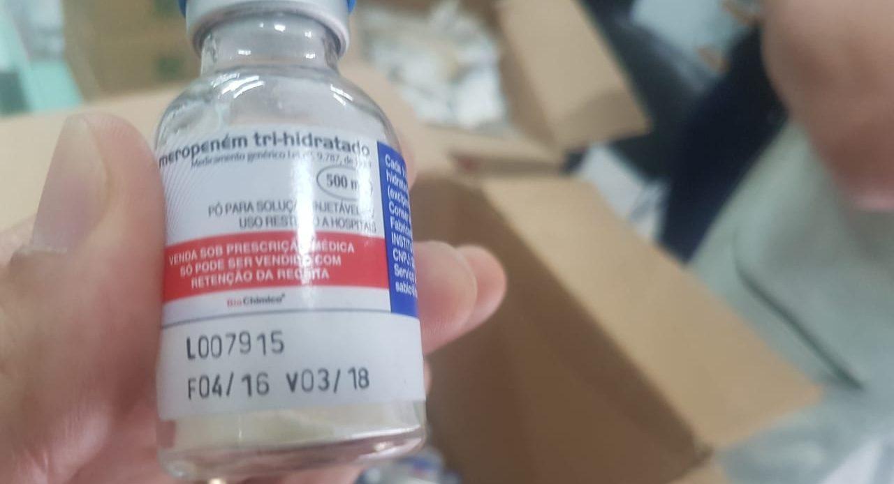 Farmácia é flagrada com remédios vencidos e amostra grátis à venda, em Goiânia