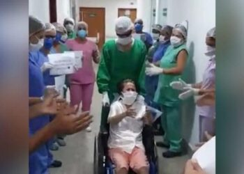 Idosa, recuperada da covid-19, deixa hospital de Goiânia ao som de hino