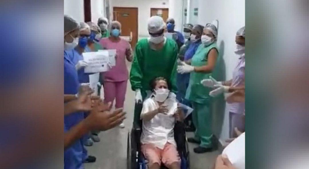Idosa, recuperada da covid-19, deixa hospital de Goiânia ao som de hino