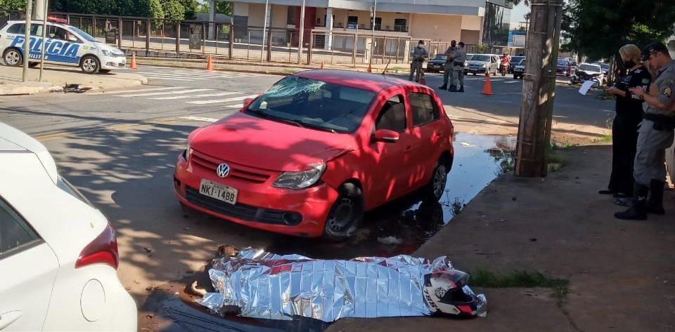 Mulher morre em acidente após furar sinal vermelho, em Goiânia