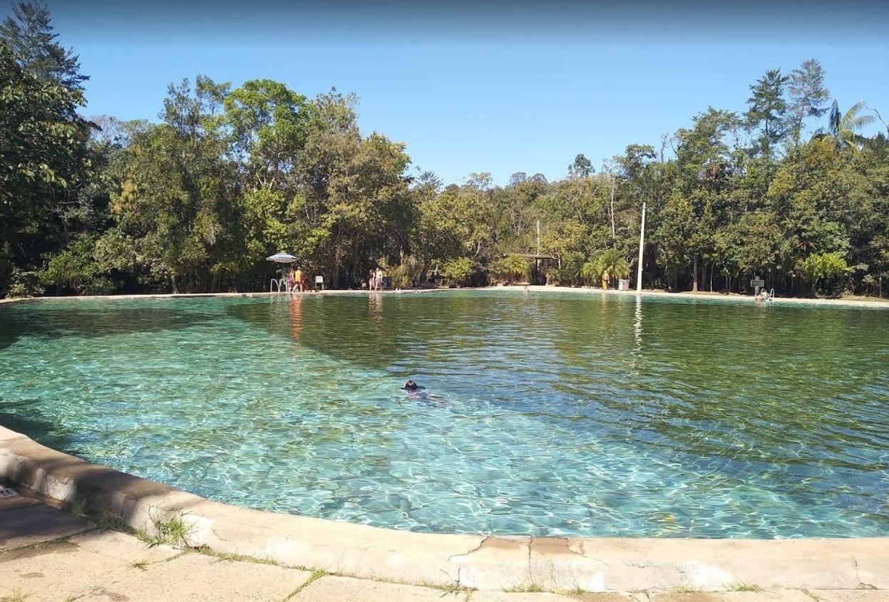 Vista da piscina de água mineral no Parque Nacional de Brasília.