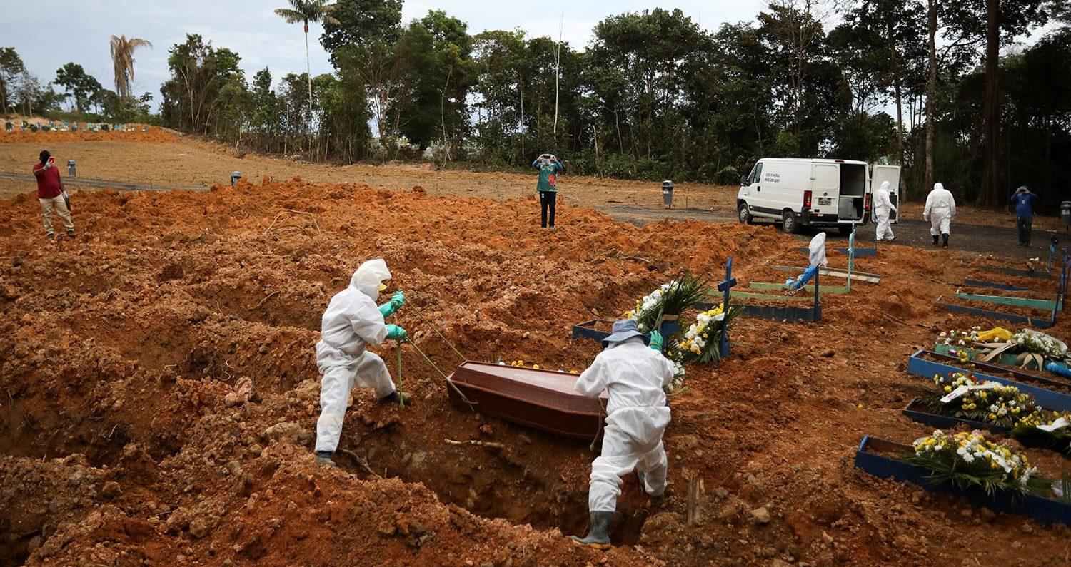 Pela primeira vez, Brasil lidera lista de mortos diários pela covid-19