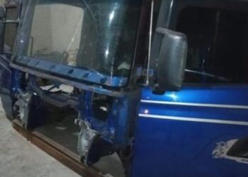PM descobre desmanche ao flagrar homem desmontando caminhão, em Goiânia