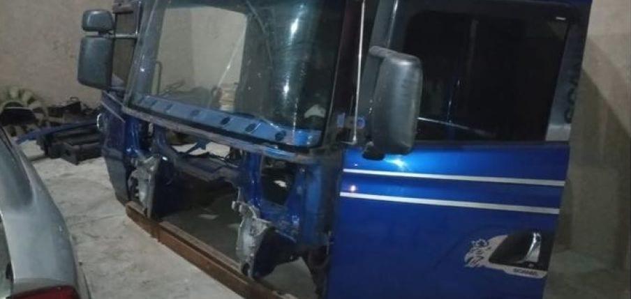 PM descobre desmanche ao flagrar homem desmontando caminhão, em Goiânia