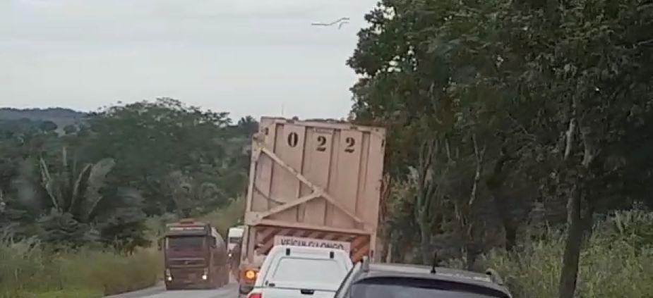 PRF apreende carreta derramando carga na BR-153, em Uruaçu; veja vídeo