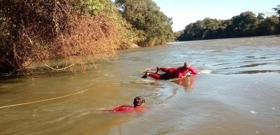 Bombeiros procuram jovem que se afogou no Rio Meia Ponte, em Bom Jesus