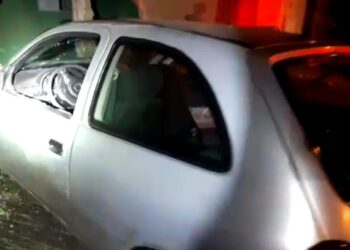 Casal abandona filhos em carro após batida em muro de casa, em Anápolis 