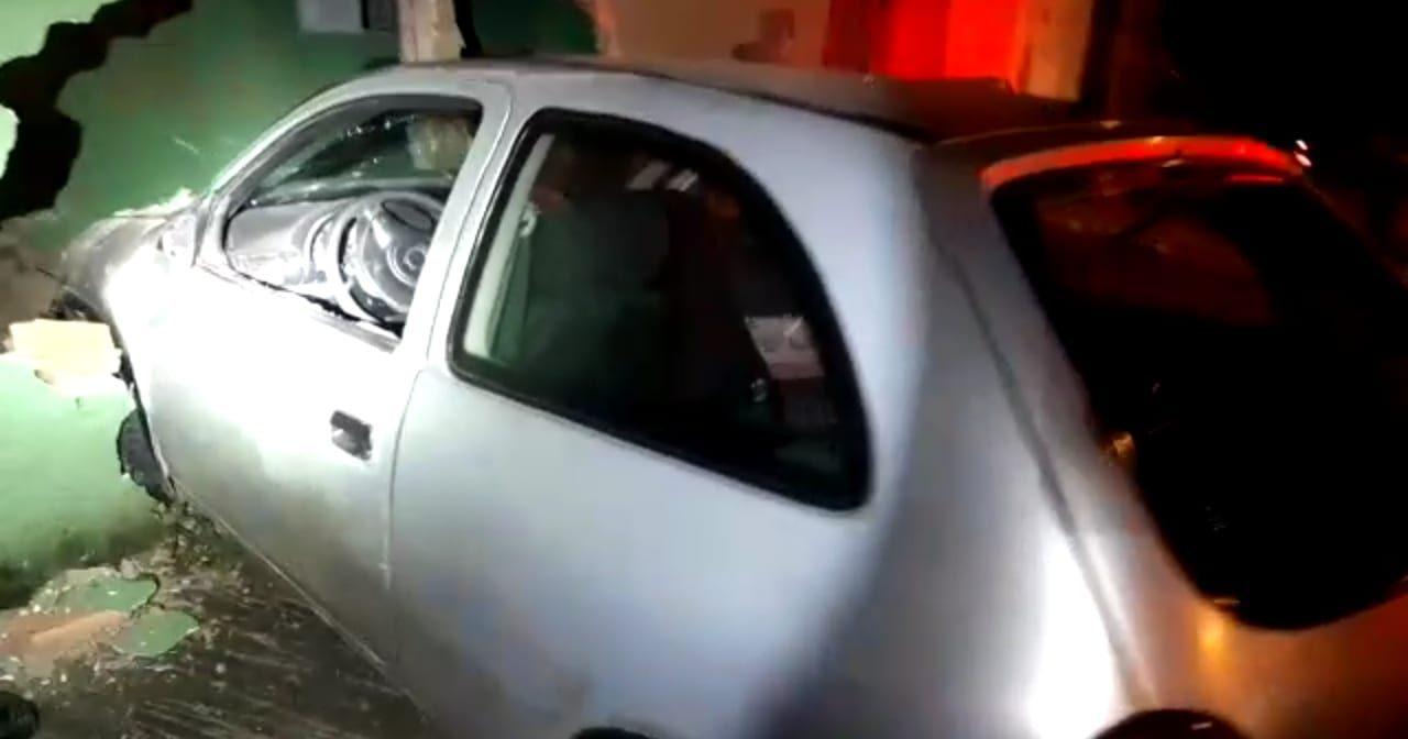 Casal abandona filhos em carro após batida em muro de casa, em Anápolis 