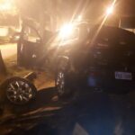 Duas pessoas ficam feridas após colisão de carros contra árvore, em Goiânia