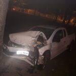 Duas pessoas ficam feridas após colisão de carros contra árvore, em Goiânia
