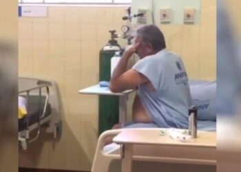 Homem se emociona ao saber que está recuperado da covid-19, em Anápolis