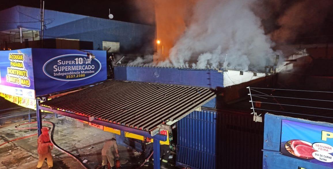 Incêndio atinge depósito de supermercado, em Aparecida de Goiânia 