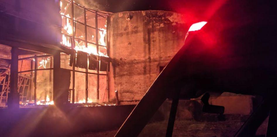 Incêndio em Santa Helena de Goiás destrói silo de algodão, veja vídeo