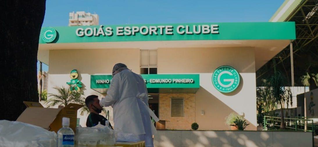 Jogadores e comissão técnica do Goiás testam positivo para covid-19