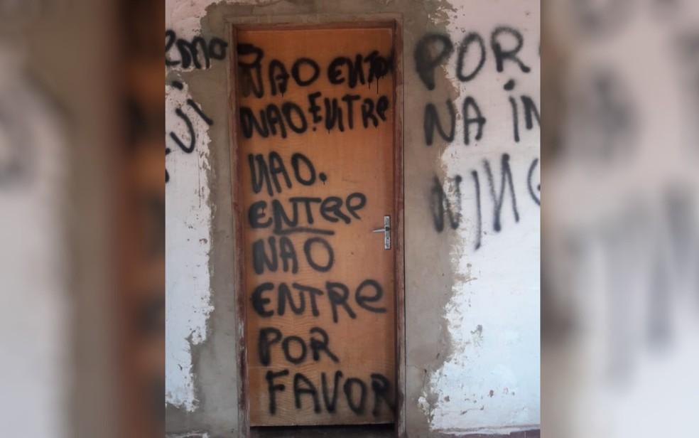 Morador de Bela Vista escreve recado em parede para evitar receber visitas